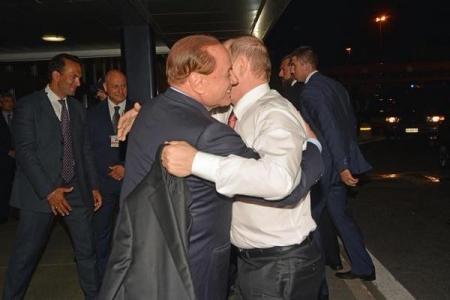 Putin dostu ilə qucaqlaşması gündəm oldu - Foto