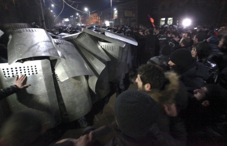 Ermənistan polisi Yerevanın mərkəzindəki mitinqi dağıdıb