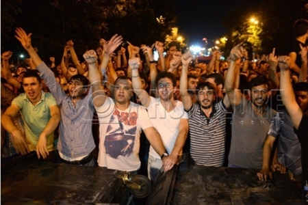 Yerevanda içkili adamları aksiyaya buraxmırlar - ermənilərin ETİRAZI davam edir