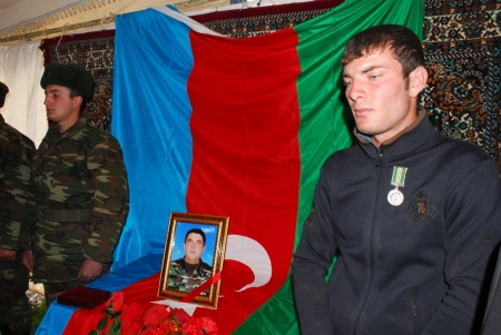 Şəhid Elşad Abbaszadənin ailəsinə “Hərbi xidmətdə fərqlənməyə görə” medalı təqdim edilib