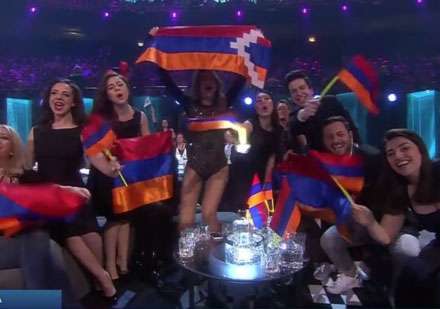 “Eurovision”un yarımfinalından sonrakı mətbuat konfransında “bayraq”qalmaqalı (VİDEO)