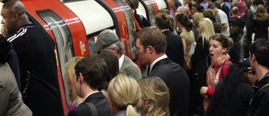 Londonda milyonlarla sərnişin metroda qalıb