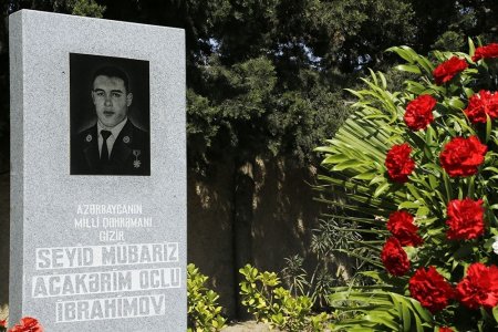Müdafiə Nazirliyinin nümayəndələri Mübariz İbrahimovun məzarını ziyarət edib