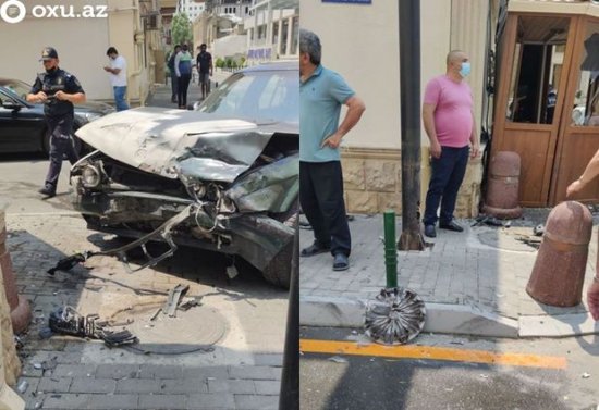 Bakıda ağır qəza: Avtomobillərdən biri dövlət idarəsinin binasına çırpıldı