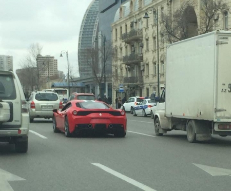 İcra başçısının oğlu Bakıda nömrəsiz “Ferrari” sürür – FOTO