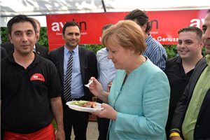 Merkel dönərçi oldu (FOTO)