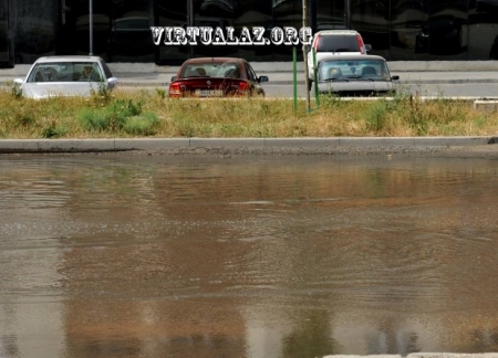 Bakının mərkəzində rəzalət: kanalizasiya suları küçə ilə axır