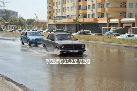 Bakının mərkəzində rəzalət: kanalizasiya suları küçə ilə axır