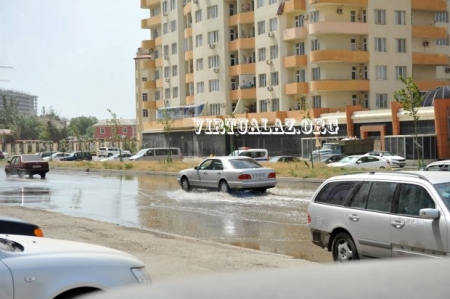 Bakının mərkəzində rəzalət: kanalizasiya suları küçə ilə axır