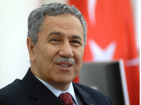 Türkiyə Baş nazirinin müavini siyasətdən gedir