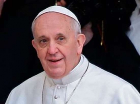 Roma Papasının papağını yel apardı - Video