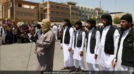 İŞİD daha bir homoseksualı hündür binadan atdı - Foto