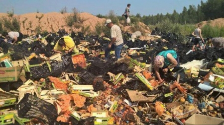  Ruslar sanksiyalaşdırılmış məhsulları zibillikdən yığırlar - FOTO