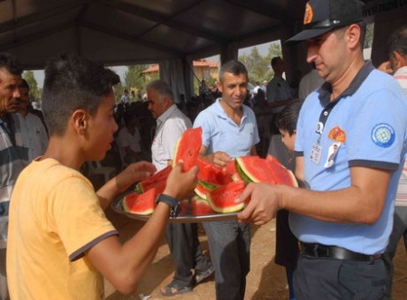 Şəhidin yasında 3 ton qarpız payladılar