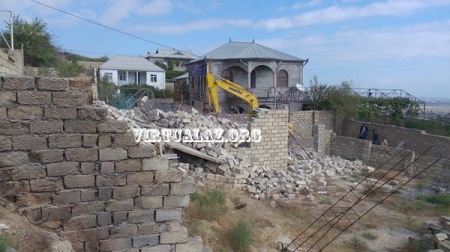 Suraxanının başçısı millətin evini belə yıxdı