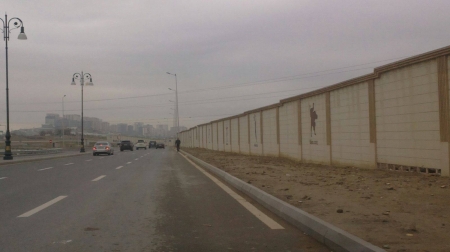 Bakının bu yolunda yol nişanlarını götürüb, sürücüləri radara salırlar - FOTOLAR