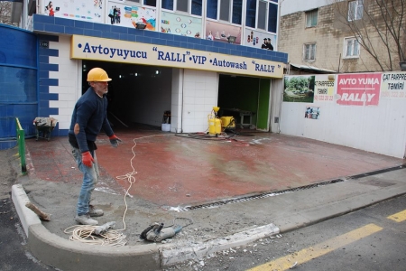 Öz şəxsi mənafeləri üçün yola ziyan vuranlar - Fotolar