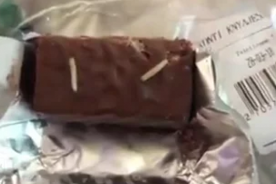 “Araz” marketdən alınan şokoladdan qurd çıxdı – VİDEO