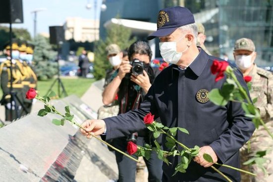 Azərbaycan və Türkiyə Müdafiə Nazirliklərinin rəhbərliyi Fəxri və Şəhidlər xiyabanını ziyarət etdi - FOTO