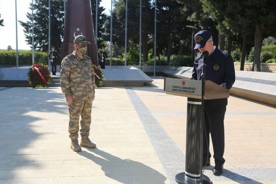 Azərbaycan və Türkiyə Müdafiə Nazirliklərinin rəhbərliyi Fəxri və Şəhidlər xiyabanını ziyarət etdi - FOTO