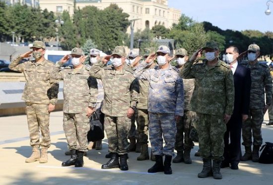 Azərbaycan və Türkiyə Müdafiə Nazirliklərinin rəhbərliyi Fəxri və Şəhidlər xiyabanını ziyarət etdi - FOTO