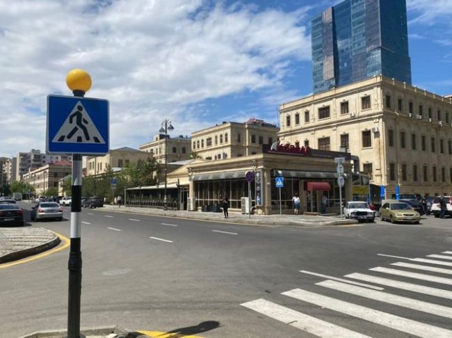 Bakıda piyada keçidlərində sarı döyünən işıq lampaları quraşdırılır - FOTO