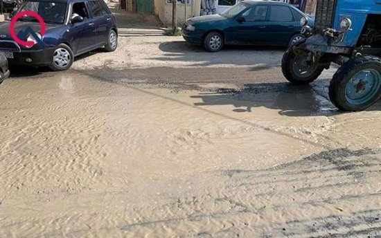 Xırdalanda kanalizasiya xətti partladı, yolları su basdı - FOTO