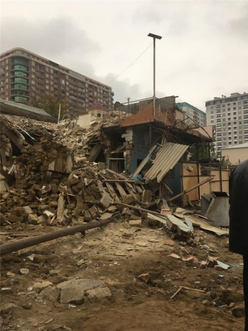 "Evimi sökənlərin arxasında icra başçısı Asif Əsgərov dayanır" - Bakıda tikinti şirkətinin özbaşınalığı FOTO VİDEO