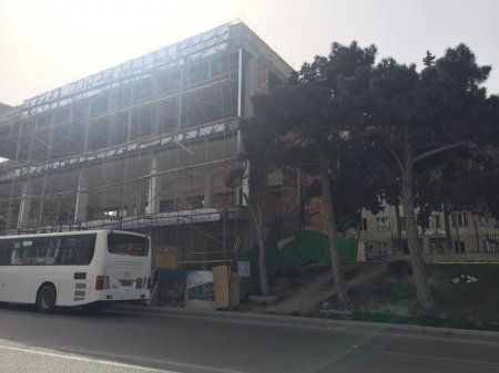 İcra başçısı yolun ortasında bina tikir - FOTOLAR İcra başçısı yolun ortasında bina tikir - FOTOLAR