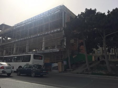 İcra başçısı yolun ortasında bina tikir - FOTOLAR İcra başçısı yolun ortasında bina tikir - FOTOLAR