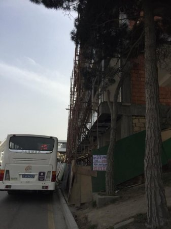 İcra başçısı yolun ortasında bina tikir - FOTOLAR İcra başçısı yolun ortasında bina tikir - FOTOLAR