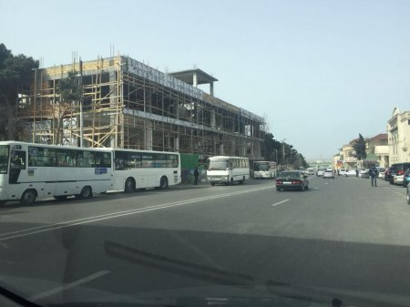 İcra başçısı yolun ortasında bina tikir - FOTOLAR İcra başçısı yolun ortasında bina tikir - FOTOLAR