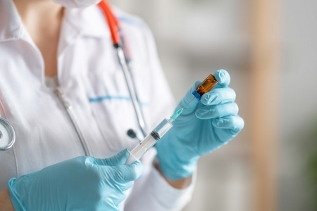 Xəstəxanada rüşvət verib vaksin arayışını almaq iddiası, ekspertlərdən sərt qınaq  