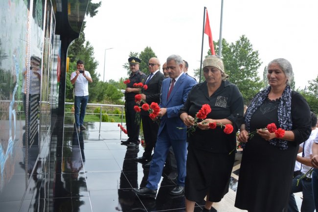 Tərtərdə şəhidin xatirəsinə tikilmiş abidənin açılışı olub