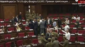 Ermənistan parlamentində yenidən qalmaqal olub - yenə də fasiləyə gedəsi oldular...