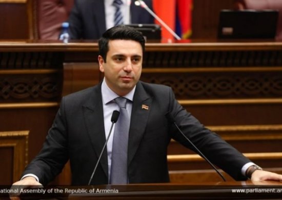 Ermənistan parlamentinin sədri "satqın" və "qatil" şüarları ilə qarşılandı - VİDEO