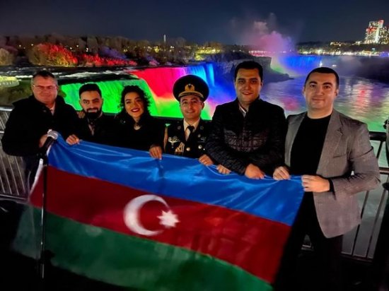 Niaqara şəlaləsi Azərbaycan bayrağının rənglərinə boyanıb - FOTO