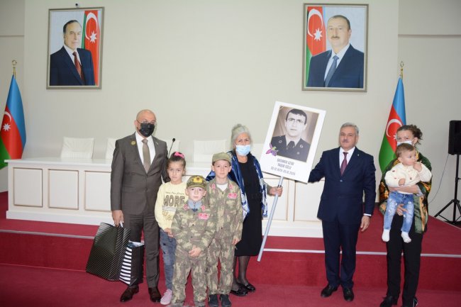 Tərtərdə 8 Noyabr-Zəfər Günü ərəfəsində Vətən müharibəsi şəhidlərinin ailə üzvləri ilə görüş keçirilib Tərtərdə 8 Noyabr-Zəfər Günü ərəfəsində Vətən müharibəsi şəhidlərinin ailə üzvləri ilə görüş keçirilib