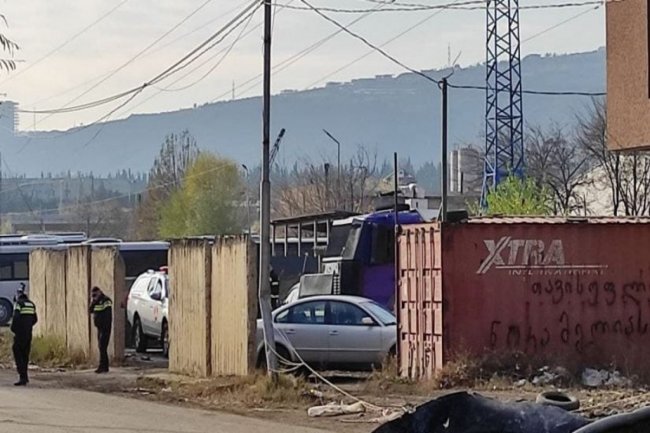 Saakaşvilinin məhkəməsinin keçirildiyi binanın ətrafında qarşıdurma olub, yaralananlar var - FOTO