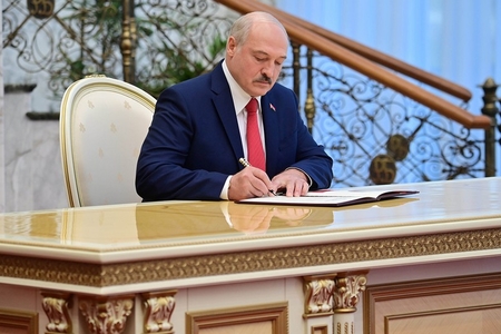 Lukaşenkodan qazax etirazçılarına inanılmaz təklif: "Diz çökərək, üzr istəyin..."