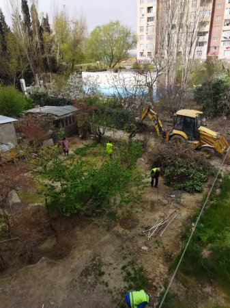 Cənab Həsənova nə `dur` deyən var... nə də onu durduran... - Nəfəsimizi kəsirlər...