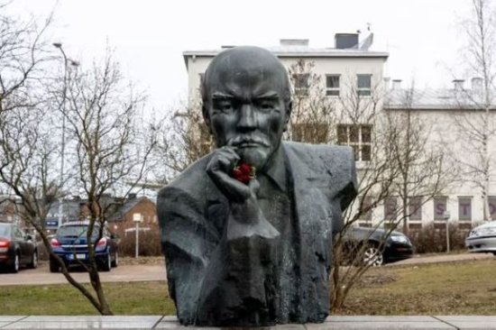 Finlandiyada Leninin sonuncu abidəsi sökülüb - FOTO