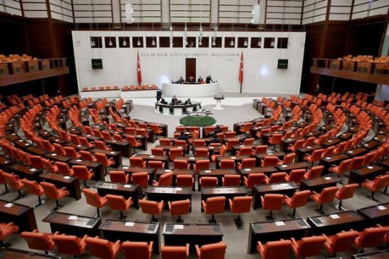 Türkiyə parlamenti iş fasiləsini ayın sonunadək uzatdı
